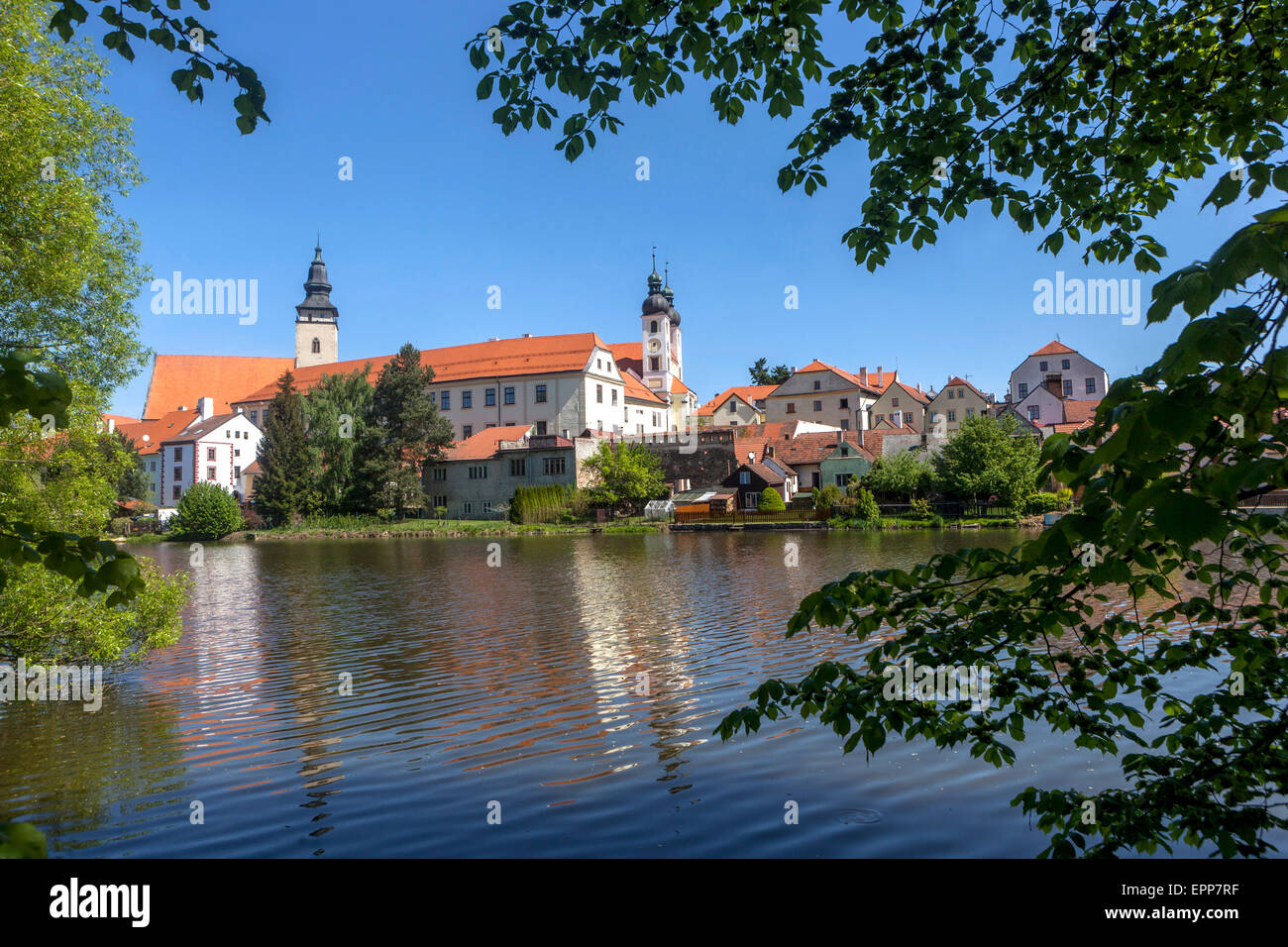 Telc, Repubblica Ceca, vista su un laghetto, riflessione Foto Stock
