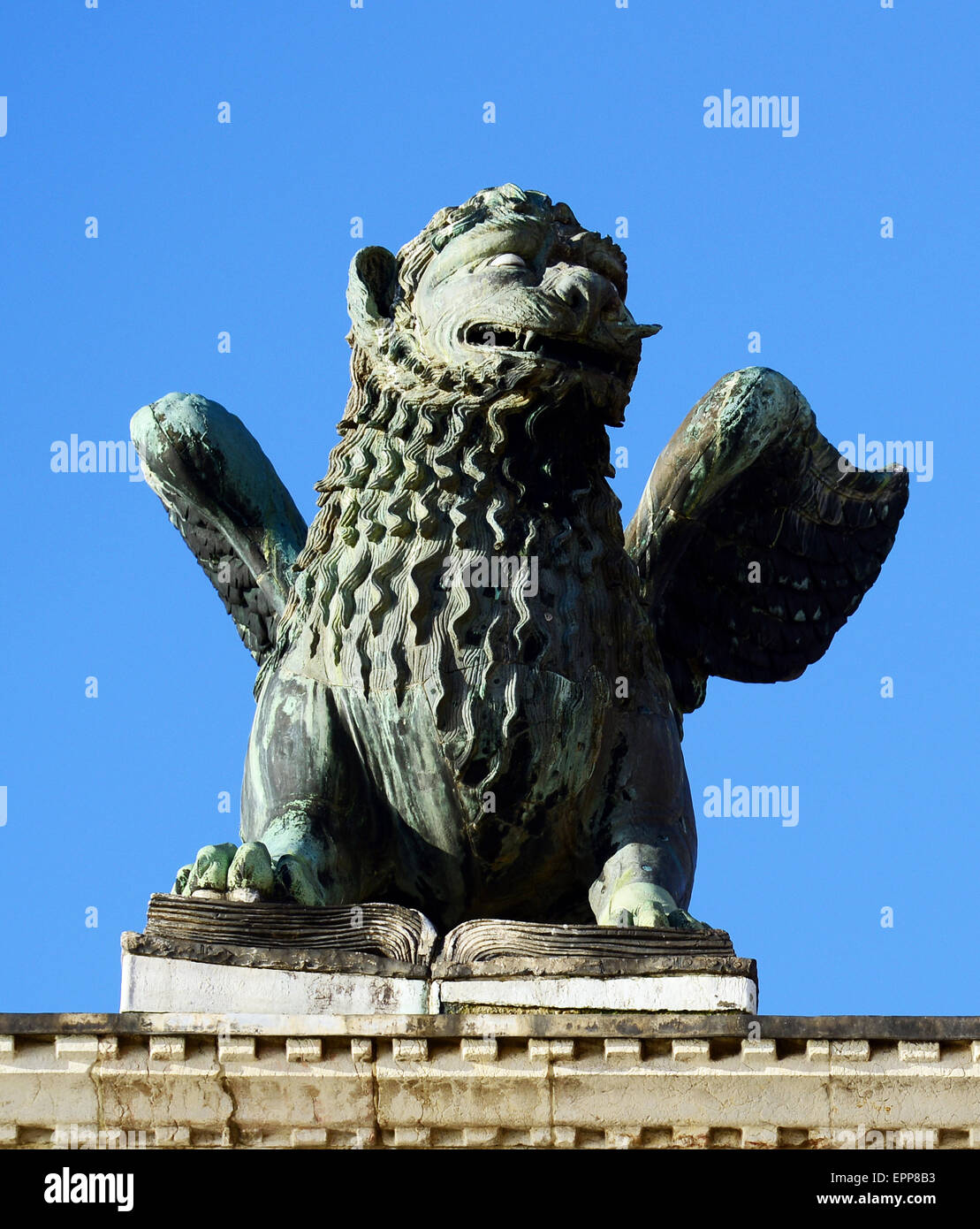 Contrassegni di san Leone alato veneziano colonna simbolo del XII secolo originariamente da Costantinopoli Venezia Italia Foto Stock