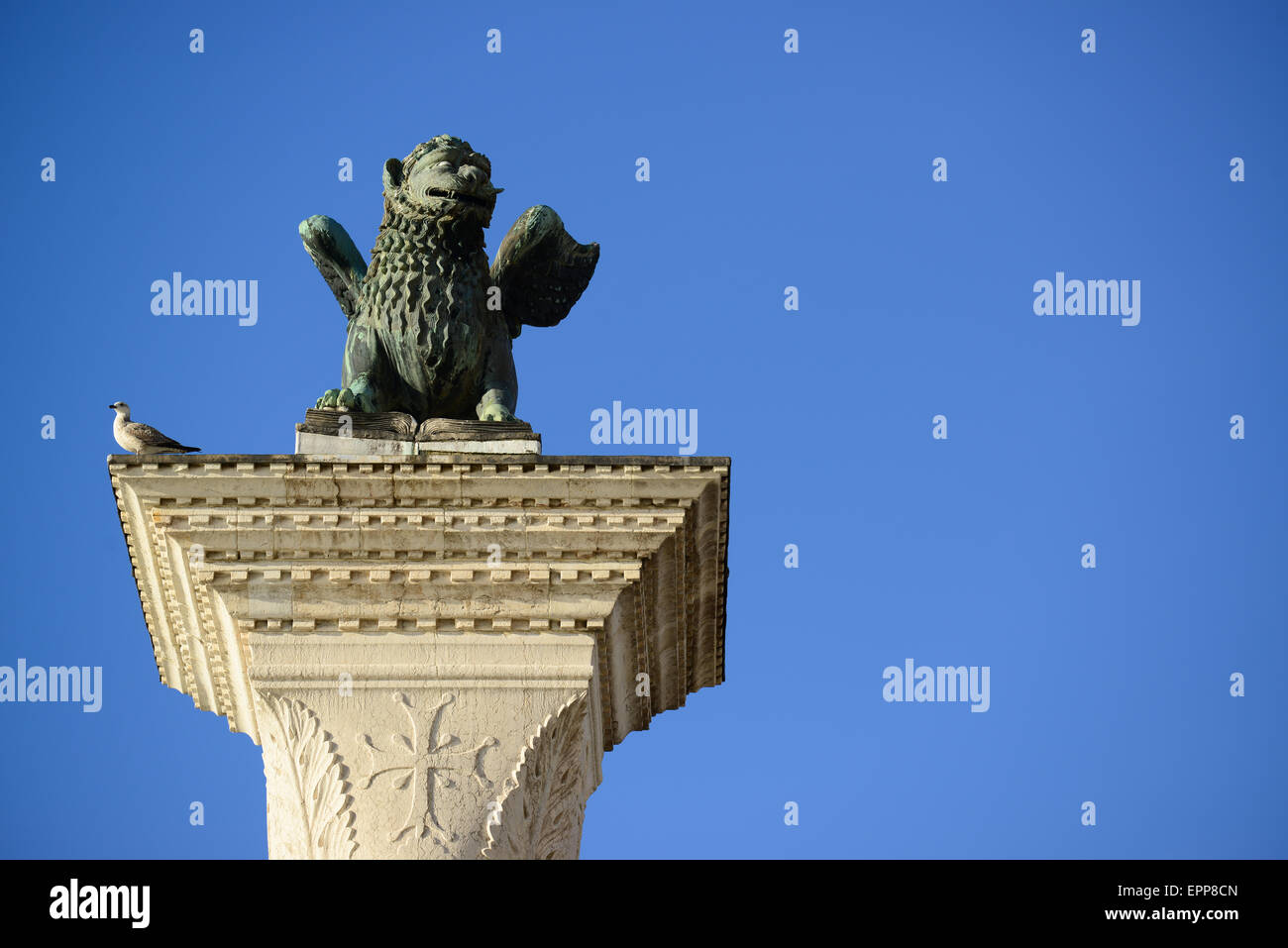 Contrassegni di san Leone alato veneziano colonna simbolo del XII secolo originariamente da Costantinopoli Venezia Italia Foto Stock