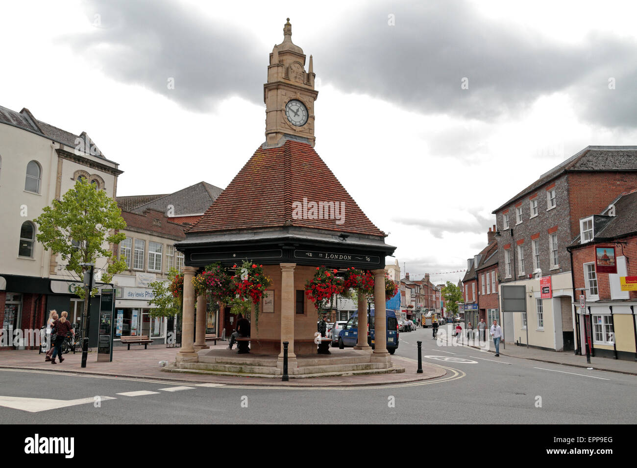 Newbury Torre dell Orologio sulla giunzione di Oxford Street & London Road, Newbury, Berkshire, Regno Unito. Foto Stock