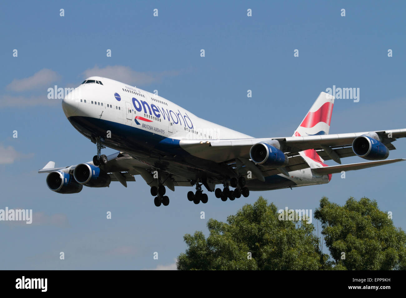 British Airways Boeing 747-400 jumbo jet cuscinetto piano l'alleanza delle compagnie aeree oneworld logo su approccio a Londra Heathrow. Viaggi aerei internazionali. Foto Stock