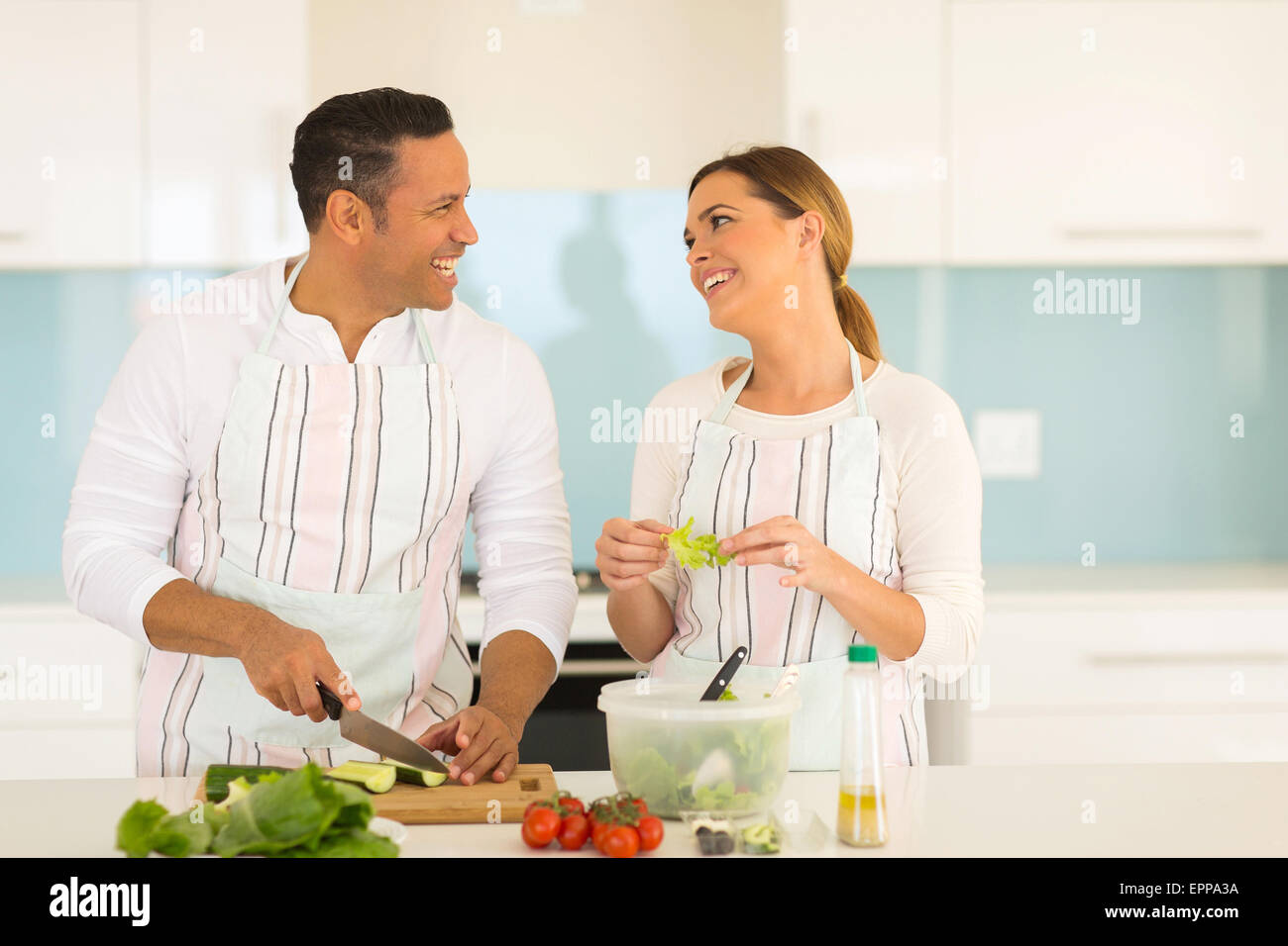 Allegro giovane cucinare insieme a casa Foto Stock