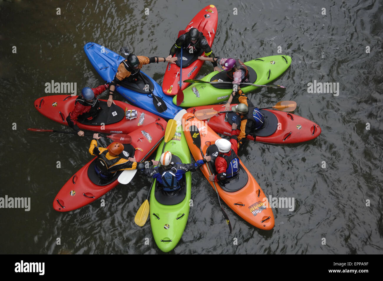 Otto kayaker formano una circolare colorato disegno geometrico sul fiume Alseseca nella regione di Veracruz città del Messico. Foto Stock