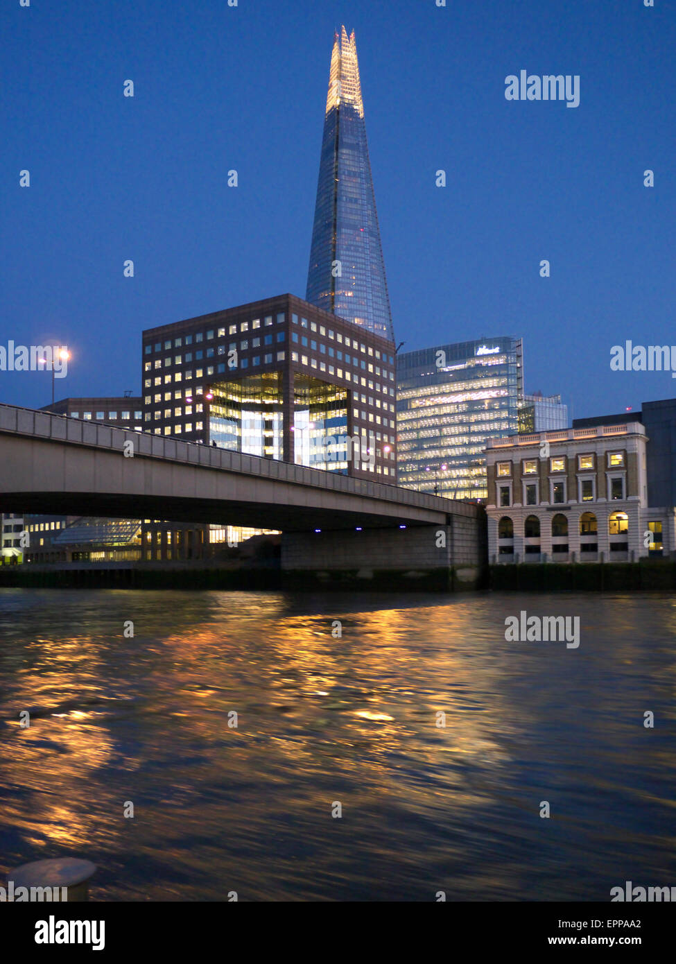 La SHARD LONDON BRIDGE da Thames Clipper barca fluviale navigazione a monte di Shard, London Bridge e città edifici per uffici a crepuscolo London SE1 Foto Stock