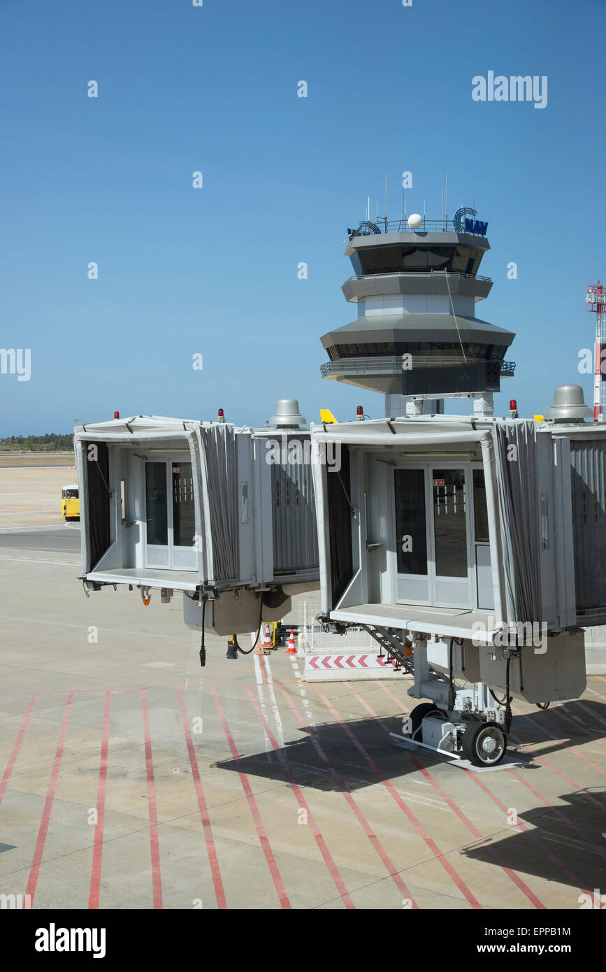 La torre di controllo e passeggero jetways di carico sul piazzale dell'Aeroporto Internazionale di Lisbona Portogallo Foto Stock