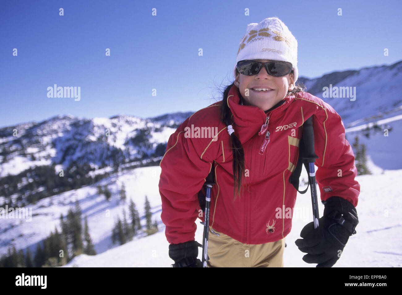 Giovane ragazza divertirsi in montagna di Alta, Utah Foto Stock