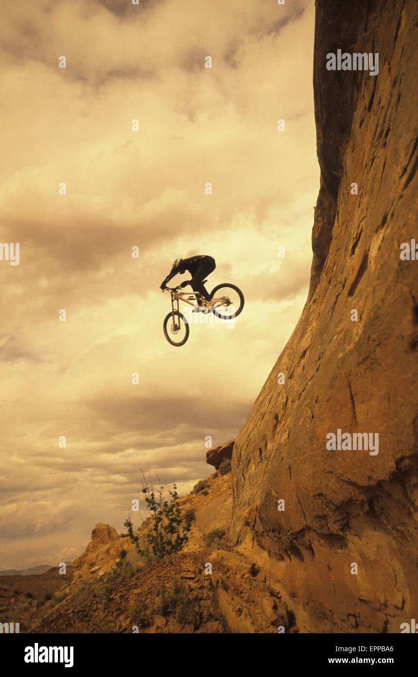 Uomo sulla sua mountain bike salta fuori da un clif un modello NWD 6 in Green River, Utah Foto Stock Uomo sulla sua mountain bike salta fuori da un clif un modello NWD 6 in Green River, Utah Foto Stock