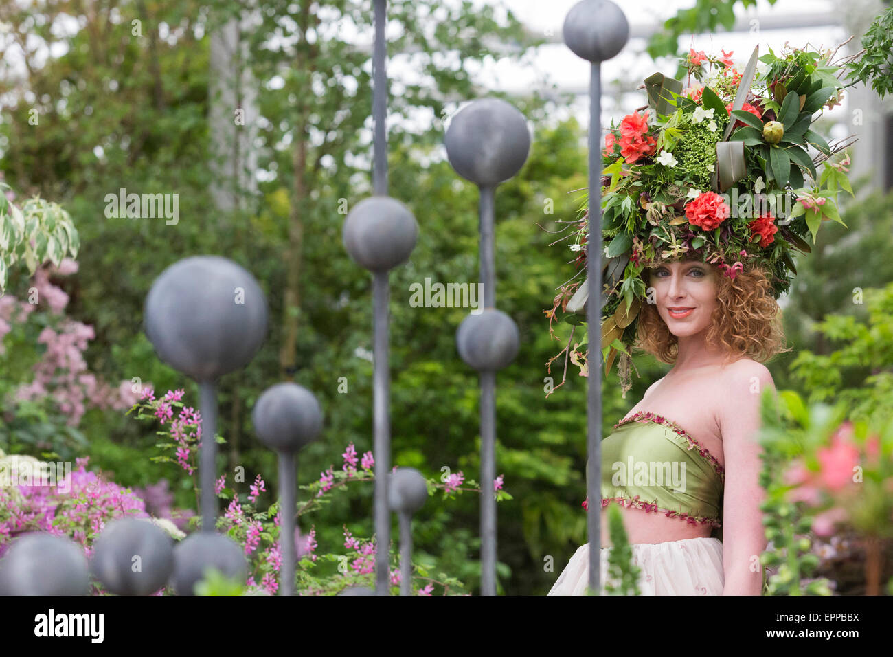 RHS Chelsea Flower Show, modello con un grande copricapo floreale al Hillier vivai tradestand Foto Stock