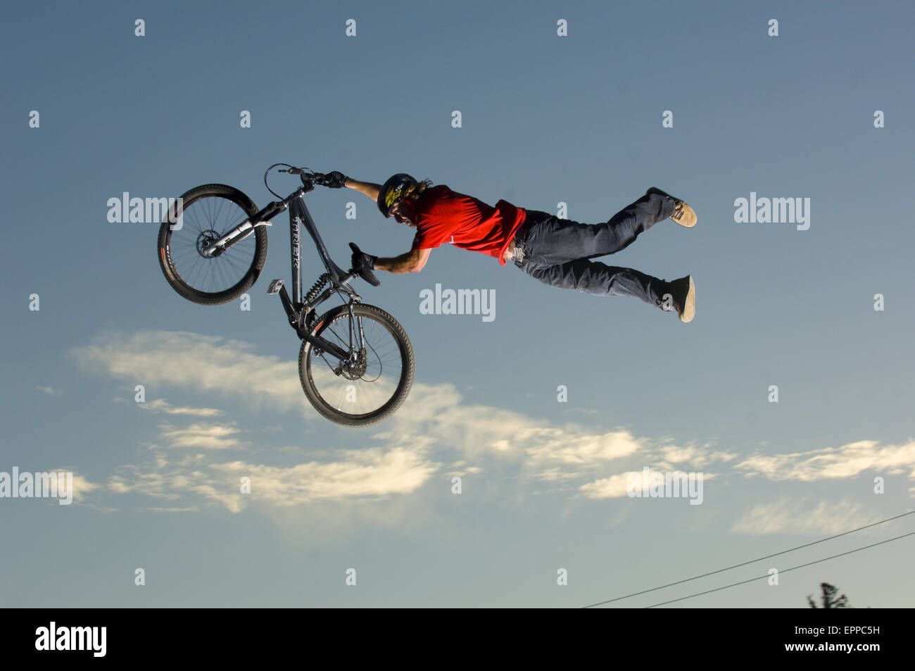 L'uomo dirt jumping sulla sua mountain bike in Aptos, California mentre le riprese per il nuovo disordine mondiale Foto Stock