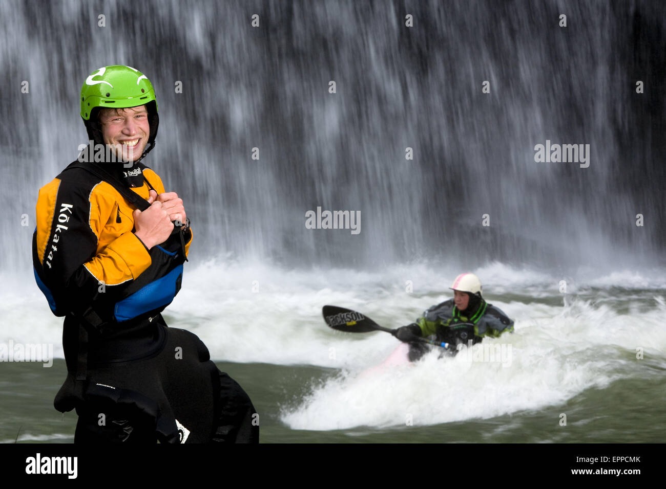 Ritratto di un maschio di kayaker di fronte ad una cascata. Foto Stock