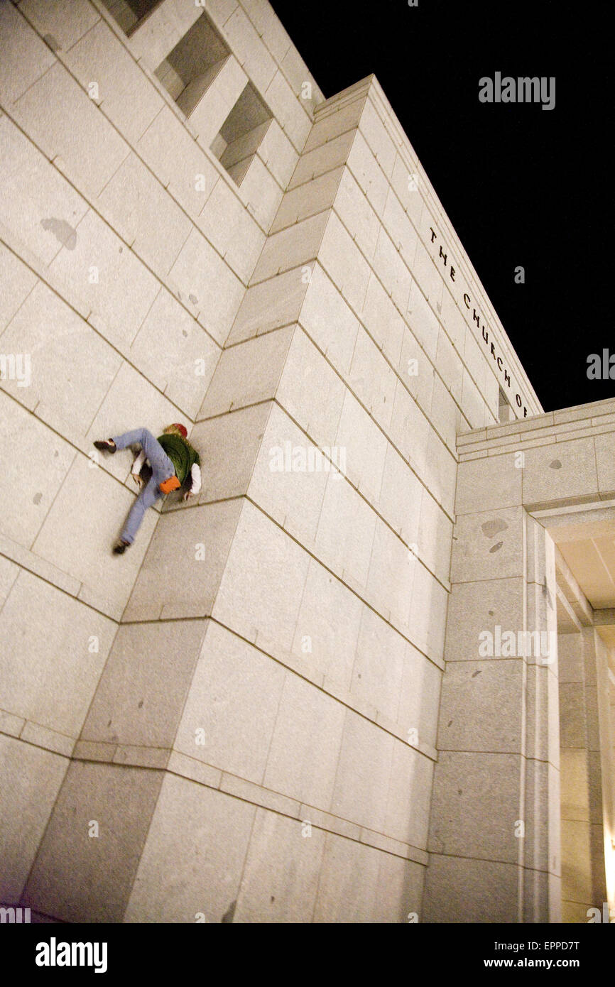 Michael Reardon scalare il lato di un edificio in Salt Lake City. Foto Stock