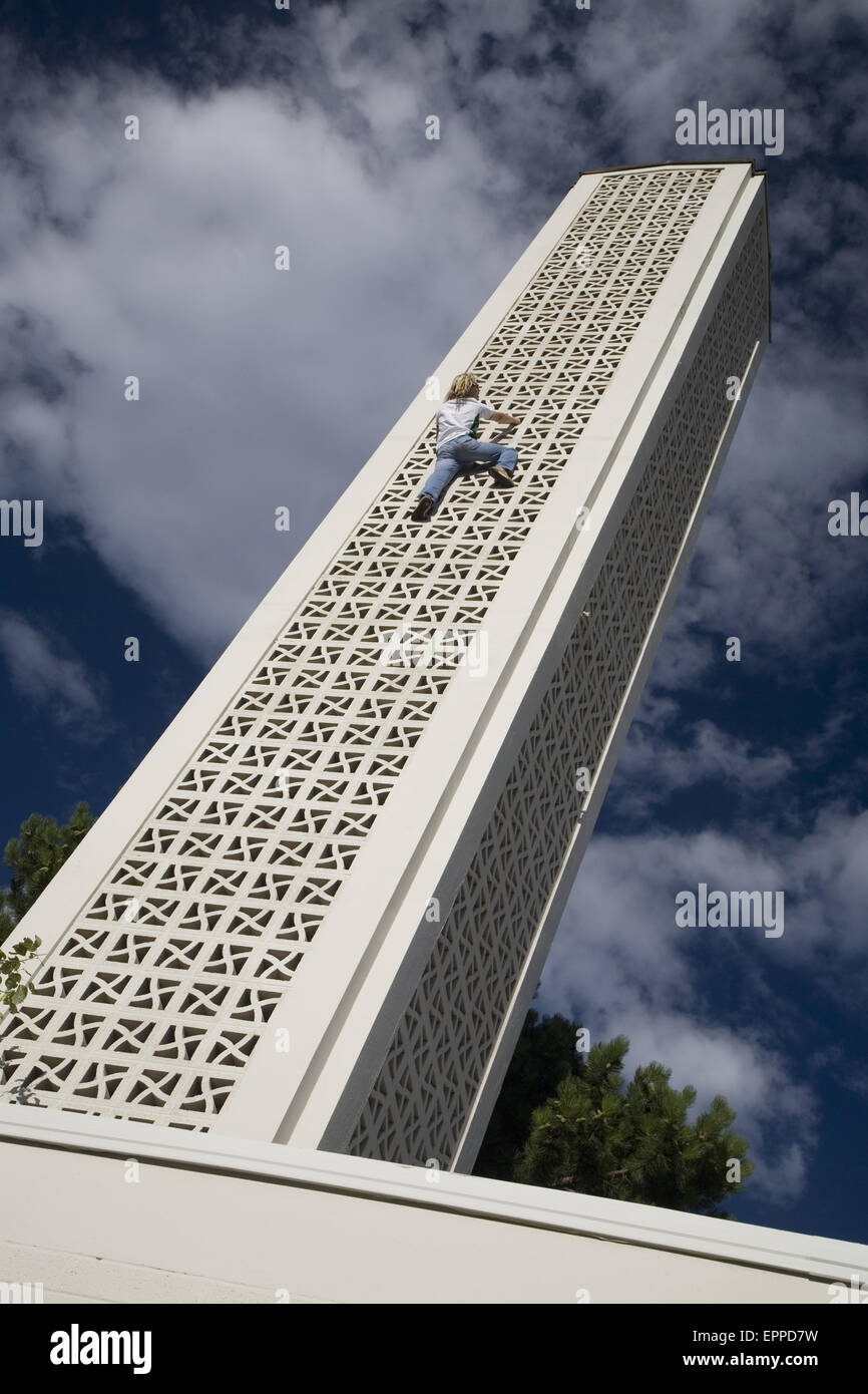 Michael Reardon scalare il lato di un edificio alto in Salt Lake City. Foto Stock