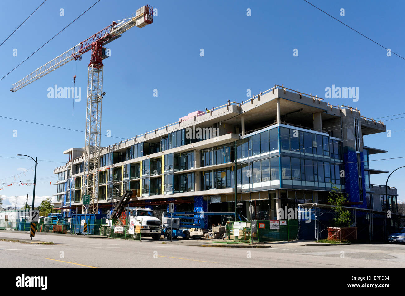 Nuovo condominio e spazio di vendita edificio in costruzione in Vancouver, British Columbia, Canada Foto Stock