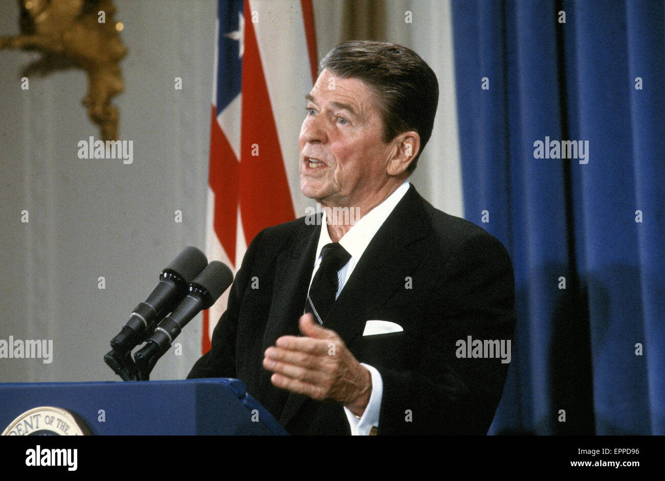 Washington, DC. 1986 Presidente Ronald Reagan. Durante la sua Presidenza, Reagan perseguito politiche che riflette la sua convinzione in libertà individuale, apportato cambiamenti a livello nazionale, sia per l'economia degli Stati Uniti ed espanso, militare e ha contribuito alla fine della guerra fredda.denominato la rivoluzione di Reagan, la sua presidenza intende rilanciare il morale americano, rilanciare l'economia americana e ridurre American affidamento governo.[110] Come Presidente Reagan ha tenuto una serie di diari in cui egli ha commentato su ricorrenze giornaliere della sua presidenza e il suo punto di vista sulle questioni del giorno. Credito: Mark Foto Stock