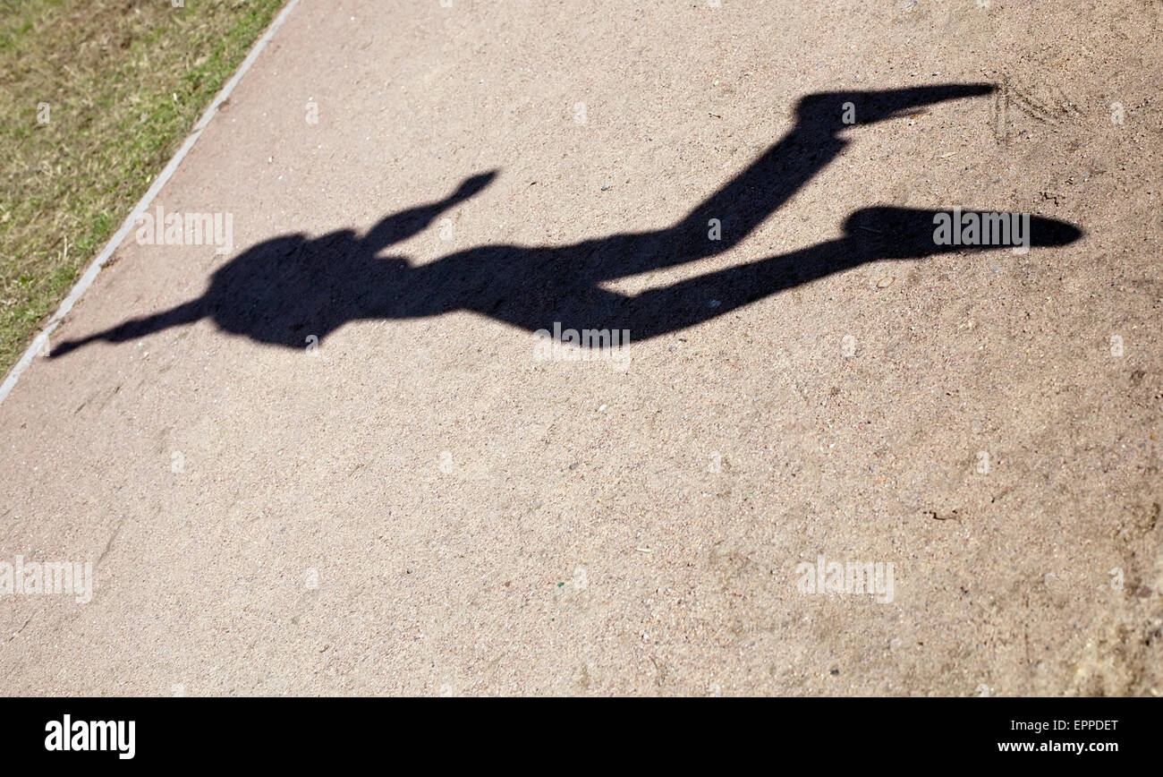 Figura nera silhouette di ombra umana in flying jump Foto Stock