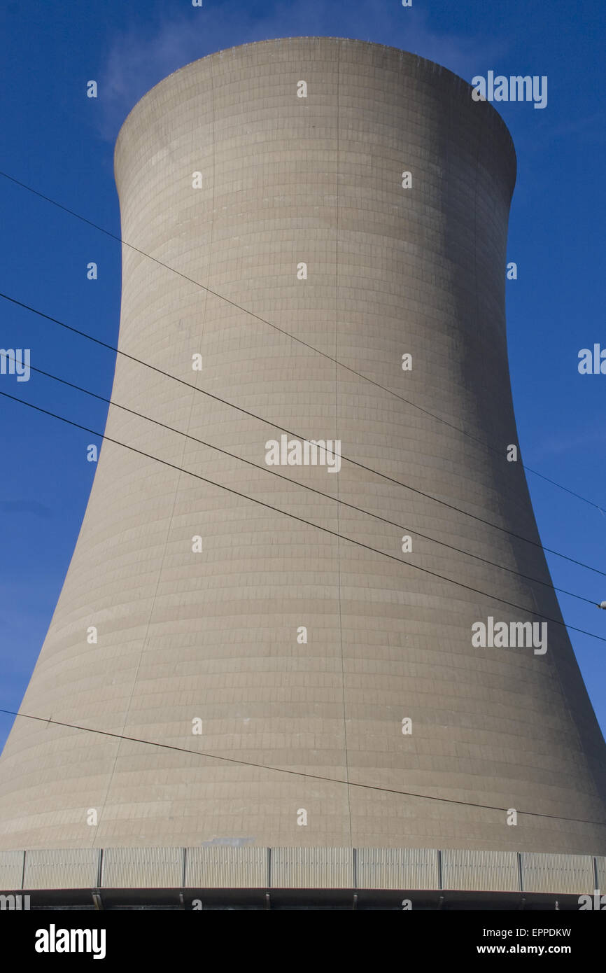 Un silo nucleare si estende fino a raggiungere il cielo dietro un quartiere Indiana. Foto Stock