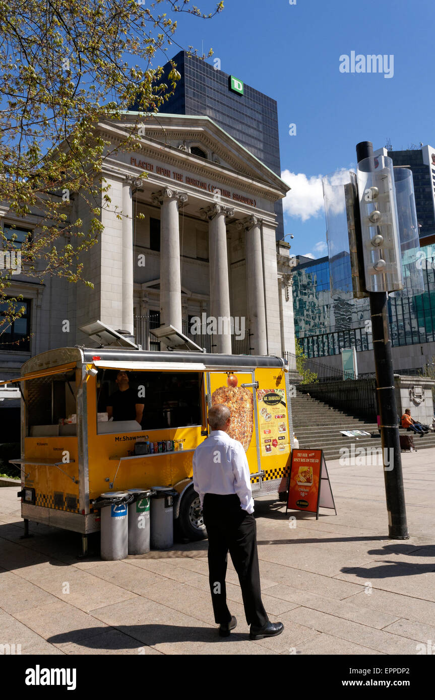 Ristoranti mediorientali carrello di fronte alla galleria d'Arte di Vancouver edificio, Vancouver, British Columbia, Canada Foto Stock