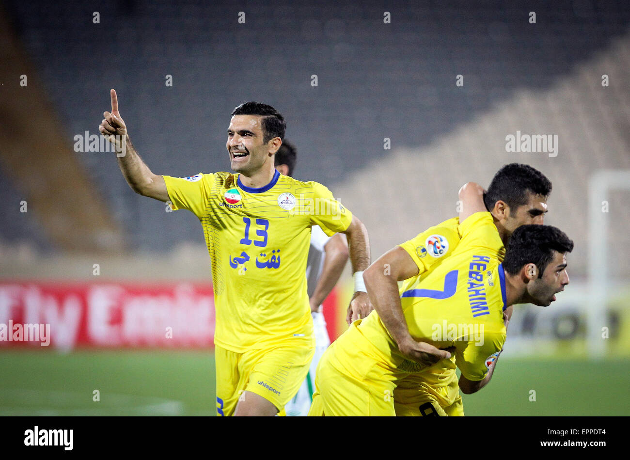 Tehran, Iran. Il 20 maggio 2015. I giocatori di Iran's Naft FC celebrano il loro obiettivo contro l Arabia Saudita Al Ahli durante il 2015 AFC Champions League Football Match in Tehran, Iran, in maggio. 20, 2015. Naft FC ha vinto 1-0. © Ahmad Halabisaz/Xinhua/Alamy Live News Foto Stock