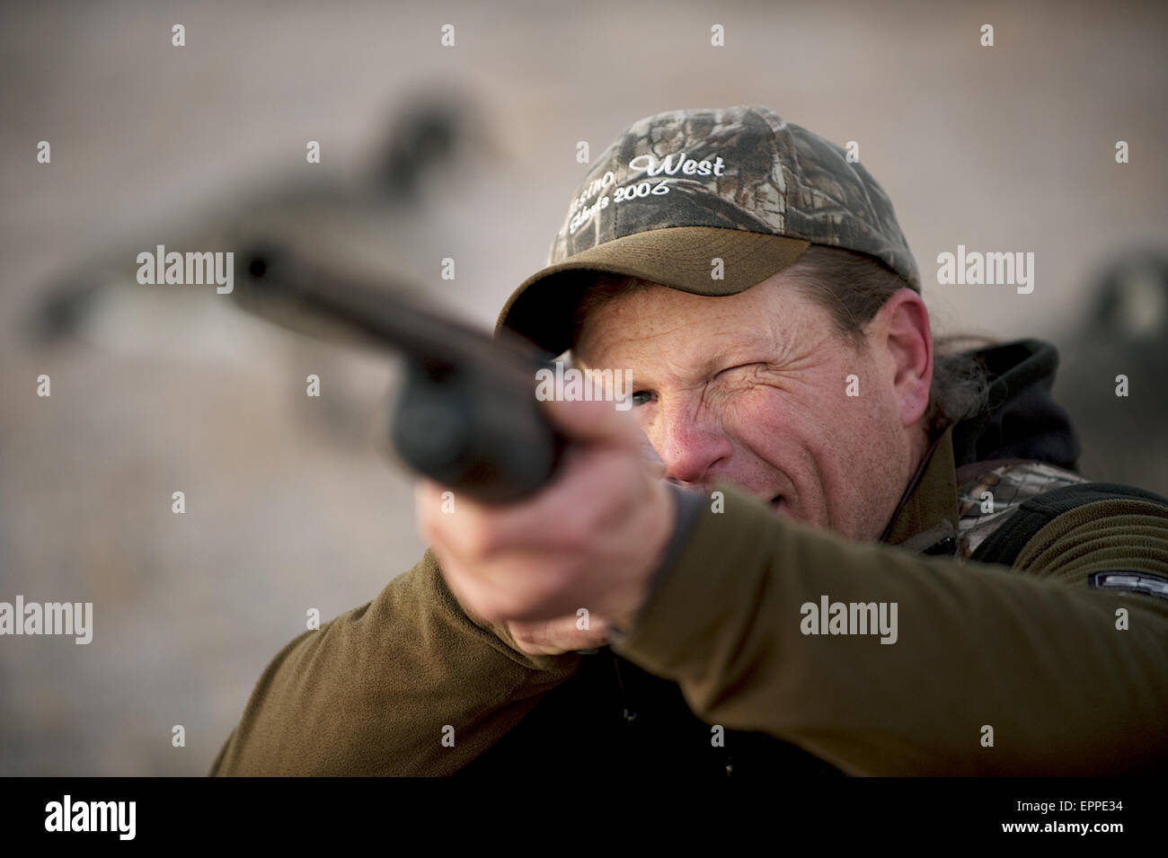 Un cacciatore di mira il suo fucile mentre la caccia di oche in Carson City, NV. Foto Stock