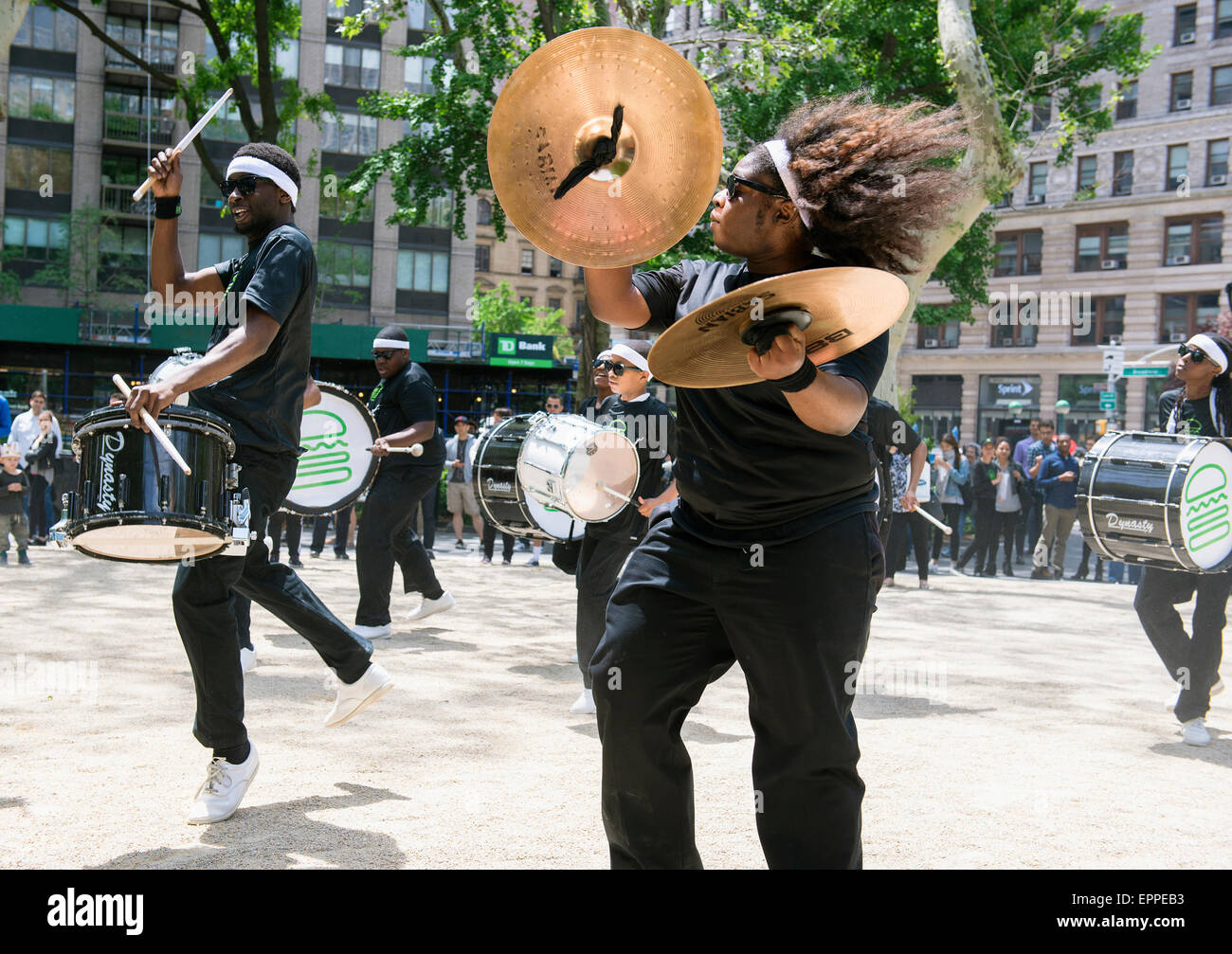 Brooklyn Regno Marching Band suonare per agitare baracche grandiosa riapertura al Madison Square Park. Il 20 maggio 2015. Foto Stock