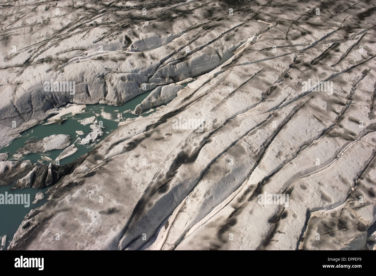 Fusione superficiale di stagni e crepacci del ghiacciaio di Brady, il più grande ghiacciaio nel Parco Nazionale di Glacier Bay, Alaska. Foto Stock