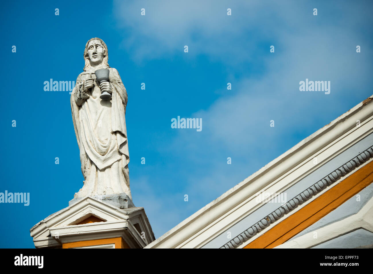 Iglesia de Xalteva Statua di San Giovanni Granada Nicaragua // GRANADA, Nicaragua — Una statua di San Giovanni adorna la facciata di Iglesia de Xalteva, una delle chiese coloniali storiche di Granada. La chiesa, situata nel quartiere di Xalteva, è conosciuta per la sua caratteristica architettura neoclassica e funge da importante punto di riferimento religioso nella più antica città coloniale del Nicaragua. L'Iglesia de Xalteva risale al periodo coloniale spagnolo e ha subito diversi restauri nel corso della sua storia. La statua rappresenta parte del ricco patrimonio cattolico che rimane prominente in tutta Granada Foto Stock