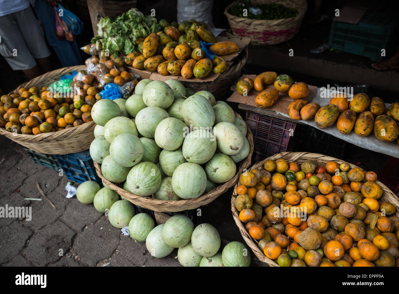 Mercato ortofrutticolo Granada Nicaragua // GRANADA, Nicaragua - i venditori di frutta e verdura si occupano delle bancarelle presso il Mercado Municipal, il mercato centrale di Granada. Questi fornitori mantengono le tradizionali pratiche di mercato, esponendo ogni giorno prodotti freschi per i clienti locali. Il mercato serve come fonte primaria di frutta e verdura fresca per i residenti di Granada. Foto Stock