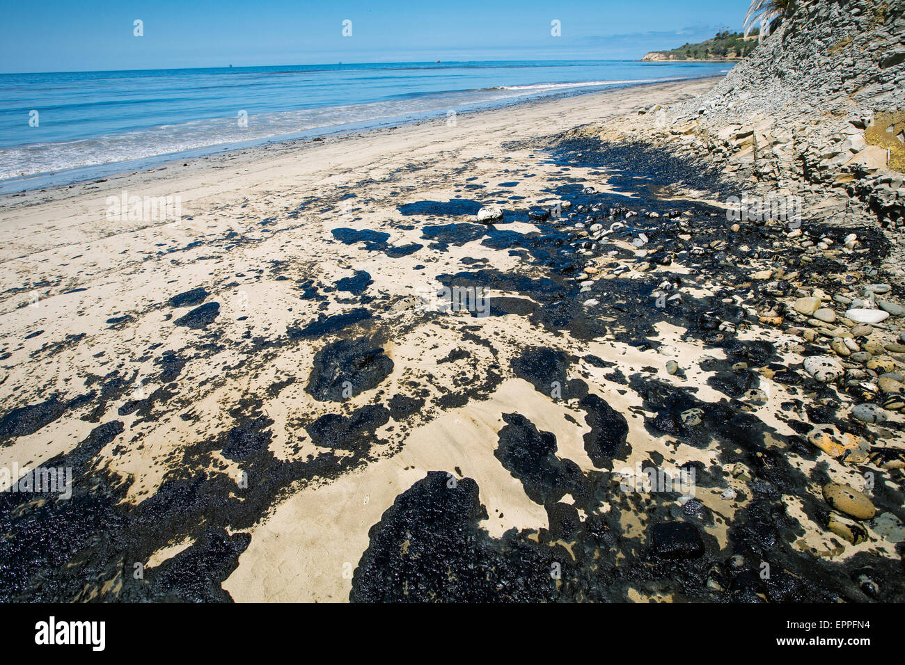 Refugio State Beach, Santa Barbara, California, Stati Uniti d'America. Il 20 maggio 2015. Macchie di olio sulla riva vicino Refugio membro spiaggia di Santa Barbara in California, il 20 maggio 2015. Credito: Scott Londra/Alamy Live News Foto Stock