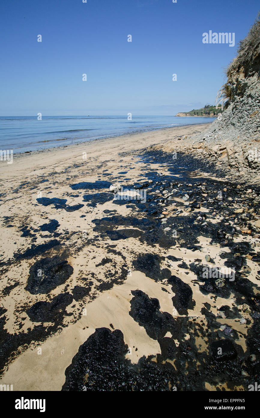 Refugio State Beach, Santa Barbara, California, Stati Uniti d'America. Il 20 maggio 2015. Macchie di olio sulla riva vicino Refugio membro spiaggia di Santa Barbara in California, il 20 maggio 2015. Credito: Scott Londra/Alamy Live News Foto Stock