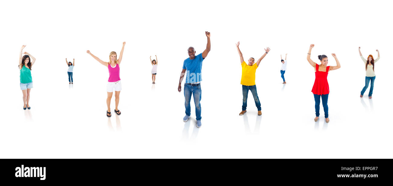 Multi-Ethnic gruppo di persone con le braccia alzate in piedi individualmente in uno sfondo bianco. Foto Stock