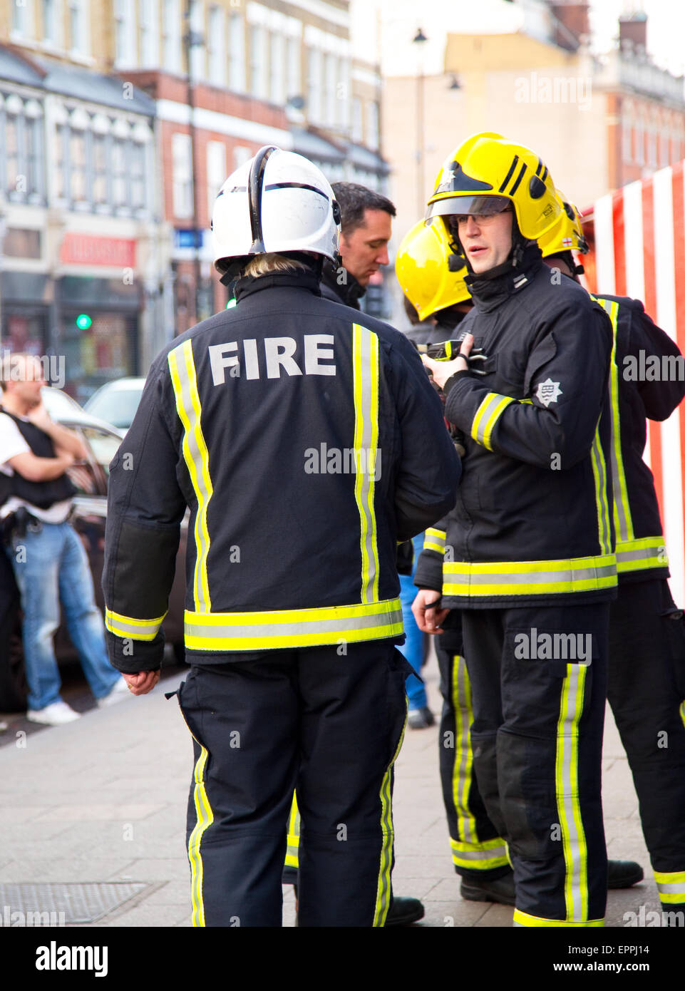 Londra - 9 APRILE: vigili del fuoco assistere ad una situazione di emergenza nel Tottenham il 9 aprile, 2015 a Londra, Inghilterra, Regno Unito. Londra un incendio Foto Stock