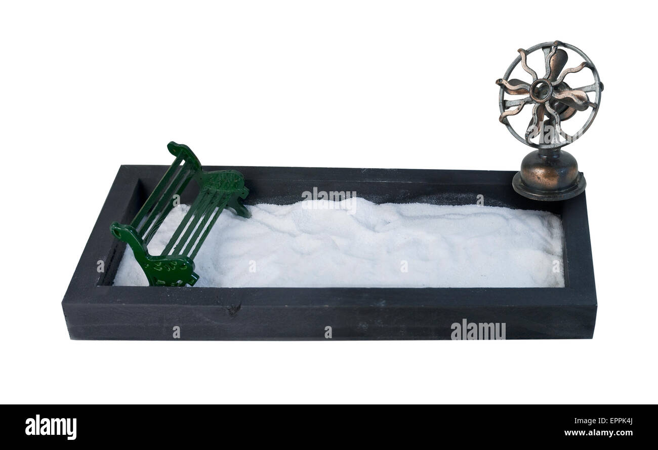 Banco di metallo in un parco pieno di neve con una ventola per mostrare un freddo vento - percorso incluso Foto Stock