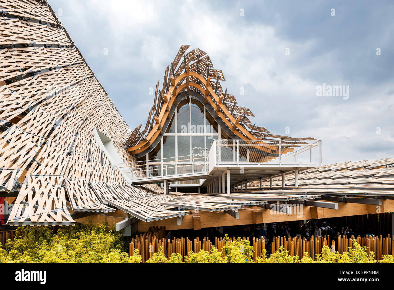 Ondulato della superficie del tetto rivestito con pannelli di bambù. Milano  Expo 2015, Cina Pavilion, Milano, Italia. Architetto: Studio Link-Arc con  Foto stock - Alamy