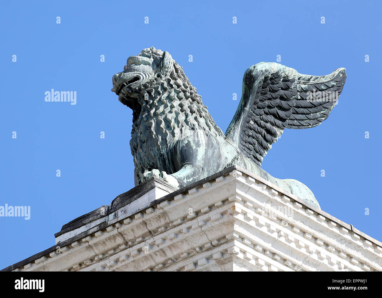Statua del Leone alato di San Marco con la sua zampata oltre al libro Foto Stock