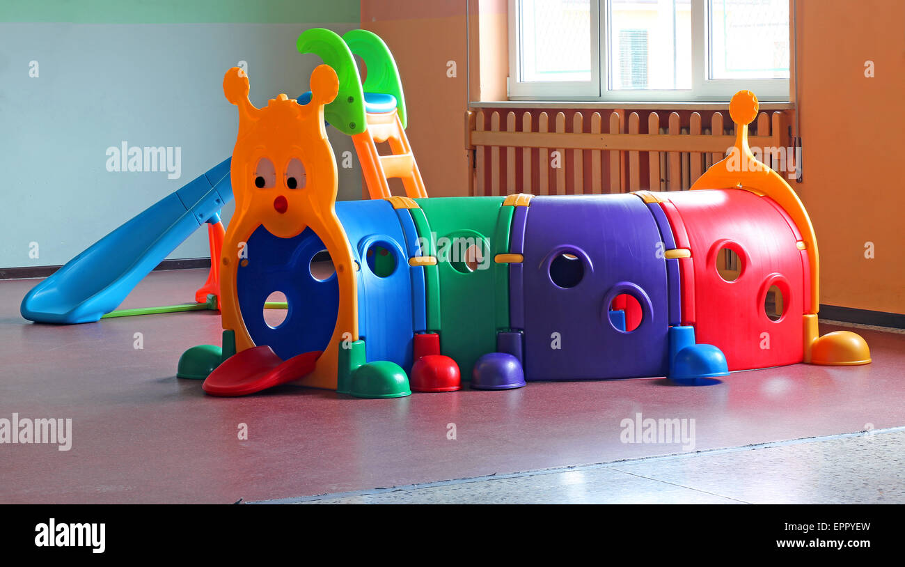 Tunnel in plastica per giochi per bambini in vivaio Foto stock - Alamy