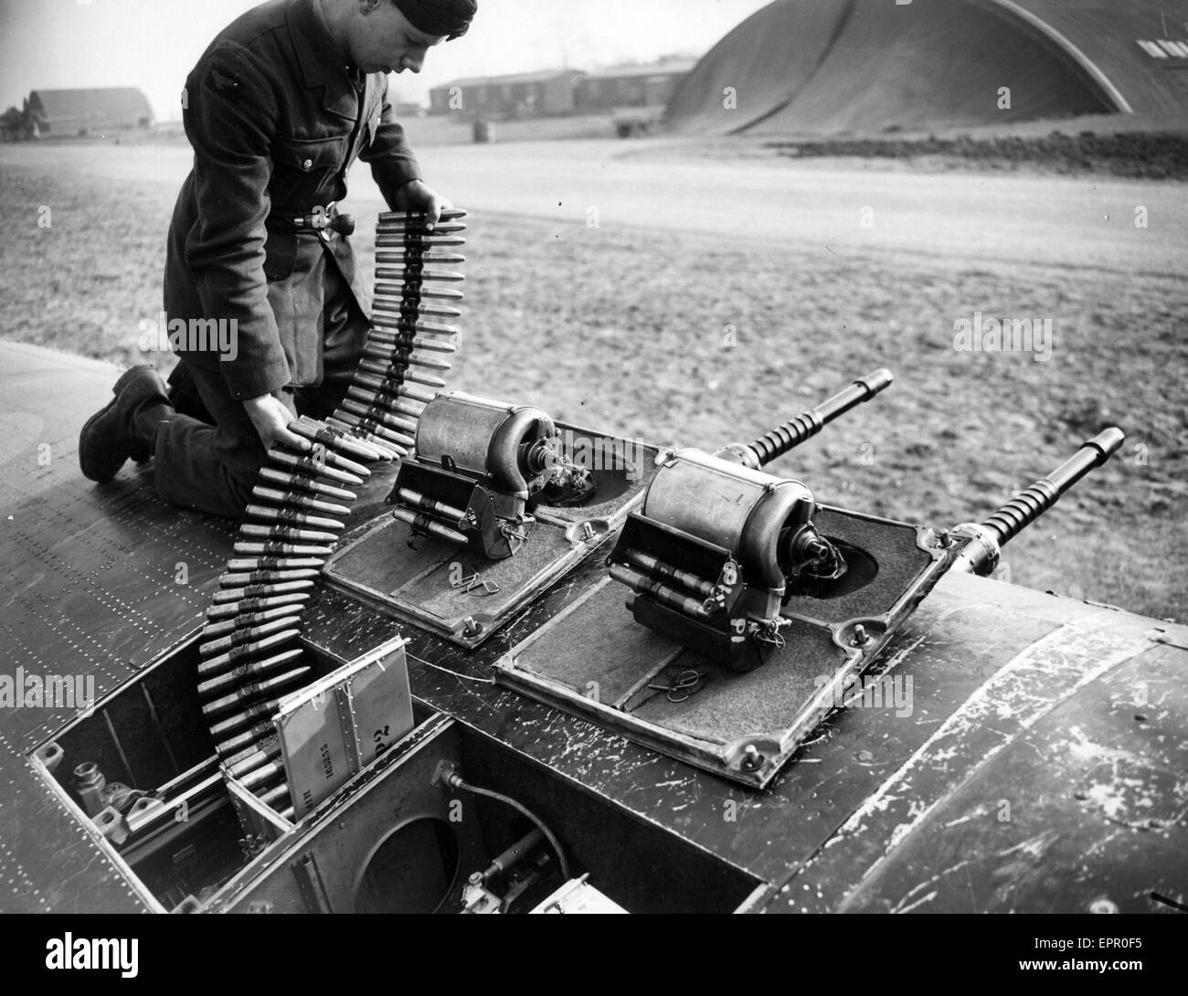 Uragano cannoni. Caricamento di munizioni in cannoni su un uragano di 486 Squadron RNZAF a Kirton in Lindsey, Lincolnshire nel 1942. Foto Stock