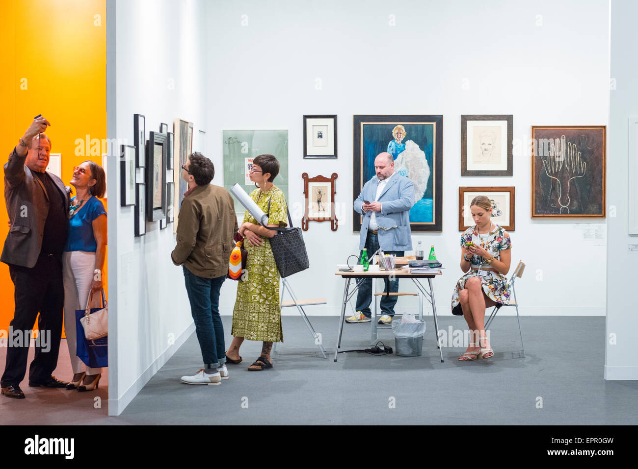 Florida Miami Art Basel fiera internazionale moderno esposizioni di quadri contemporanei foto sculture ai concessionari di stand visitatori ospiti sedia tavolo Foto Stock