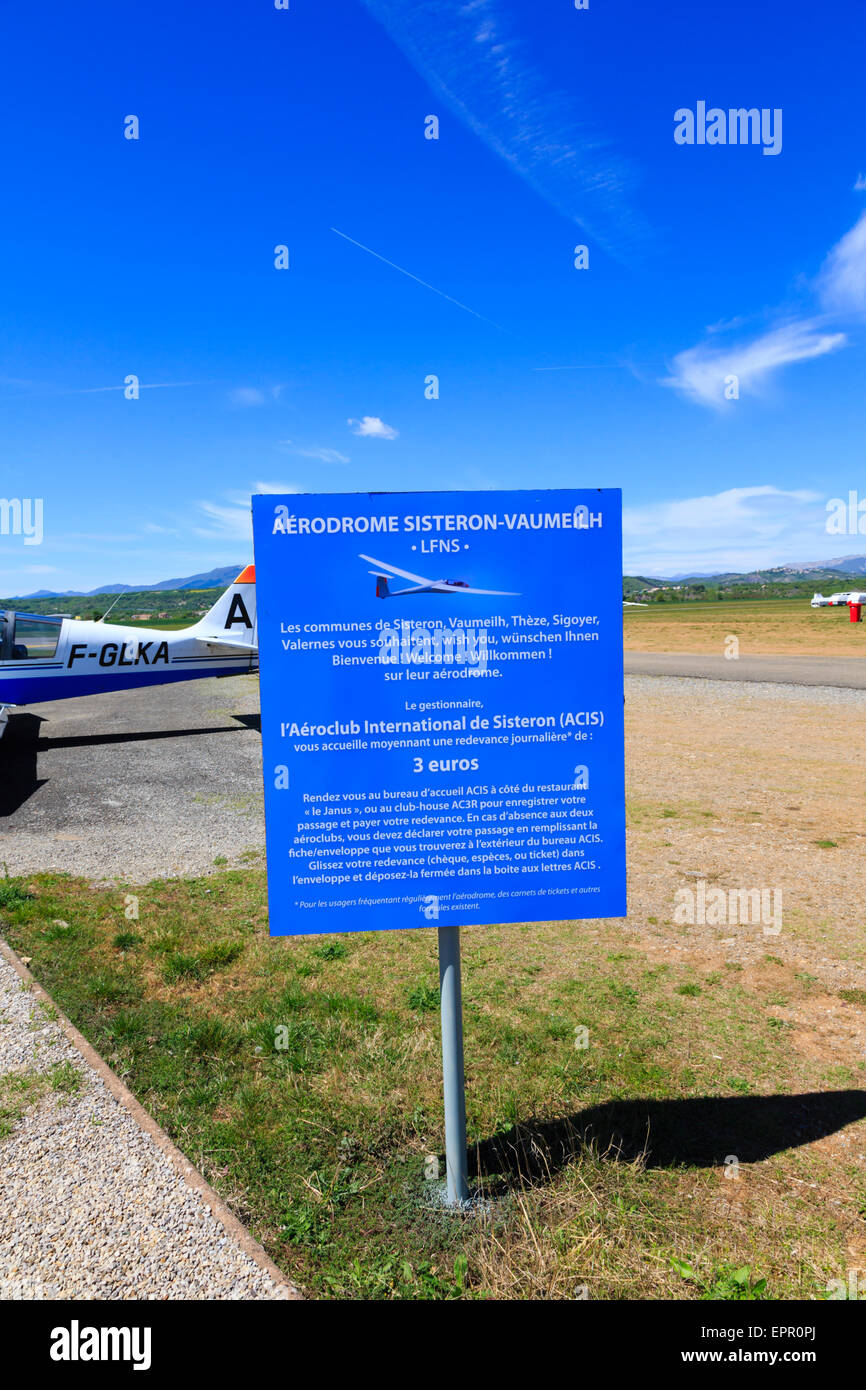 Aviosuperficie di Sisteron segno di benvenuto. Aérodrome Sisteron Vaumeilh, Francia Foto Stock