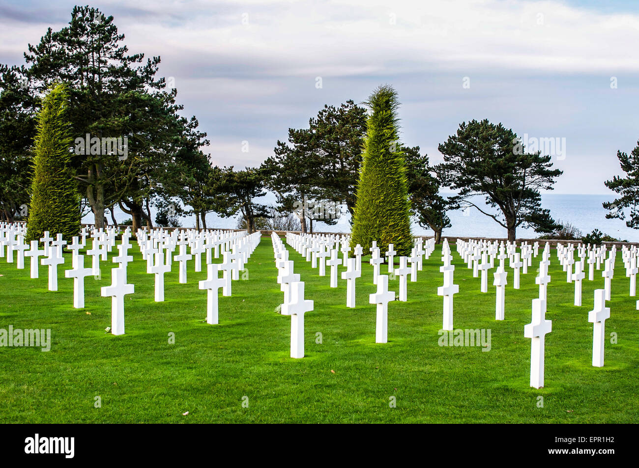 Campo di croci bianche per la II Guerra Mondiale morti al cimitero americano a Omaha Beach, Normandia, Francia. Foto Stock
