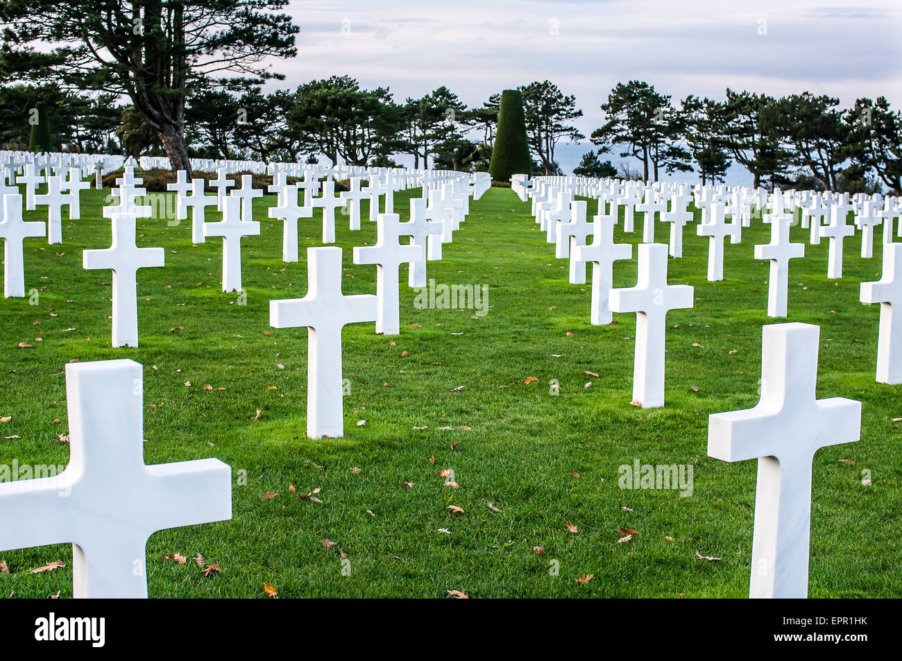 Campo di croci bianche per la II Guerra Mondiale morti al cimitero americano a Omaha Beach, Normandia, Francia. Foto Stock
