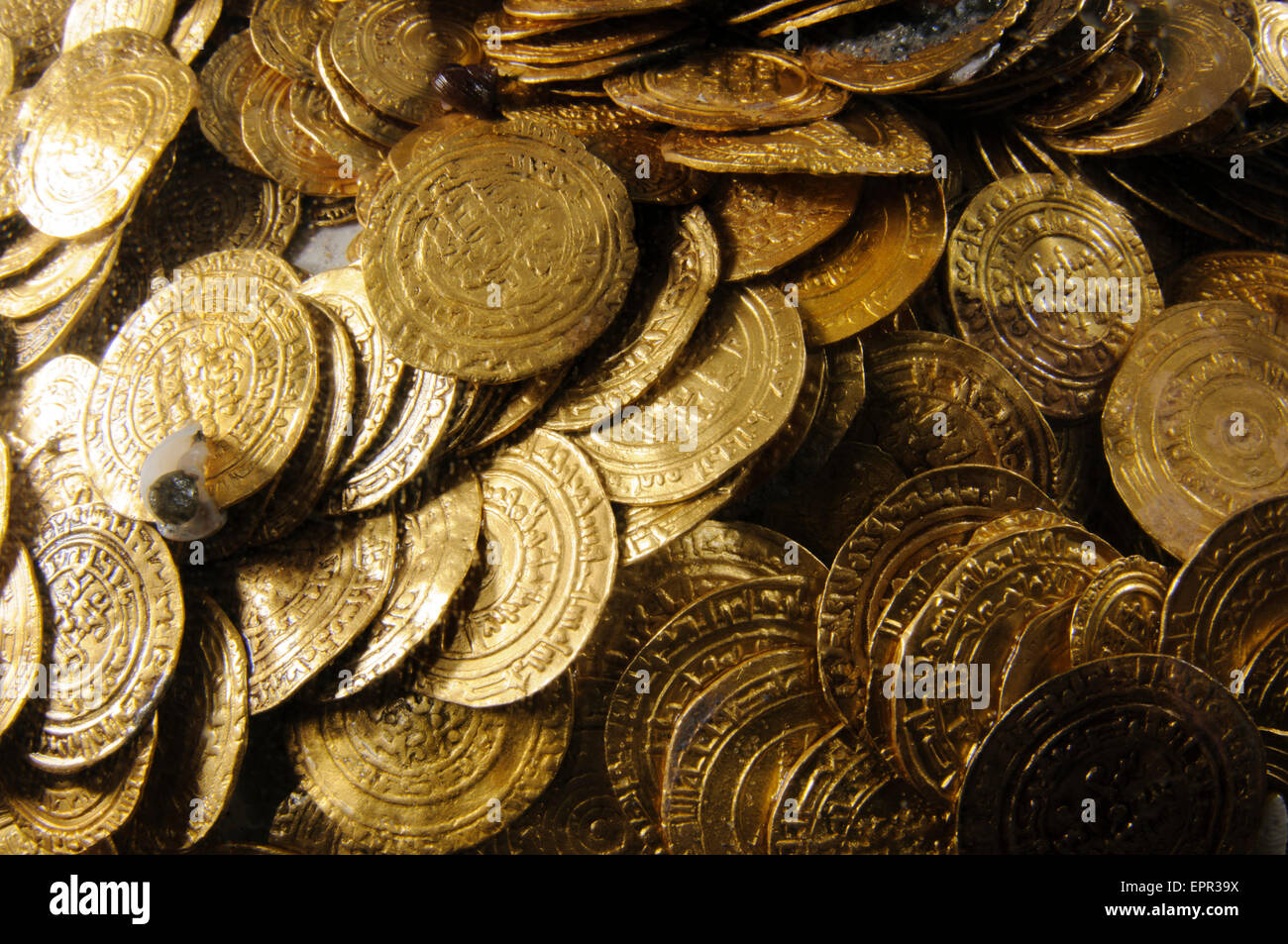 I subacquei per scoprire un tesoro di 2000 monete d'oro del periodo di Fatimid (XI secolo ce) nell'antico porto di Cesarea Foto Stock