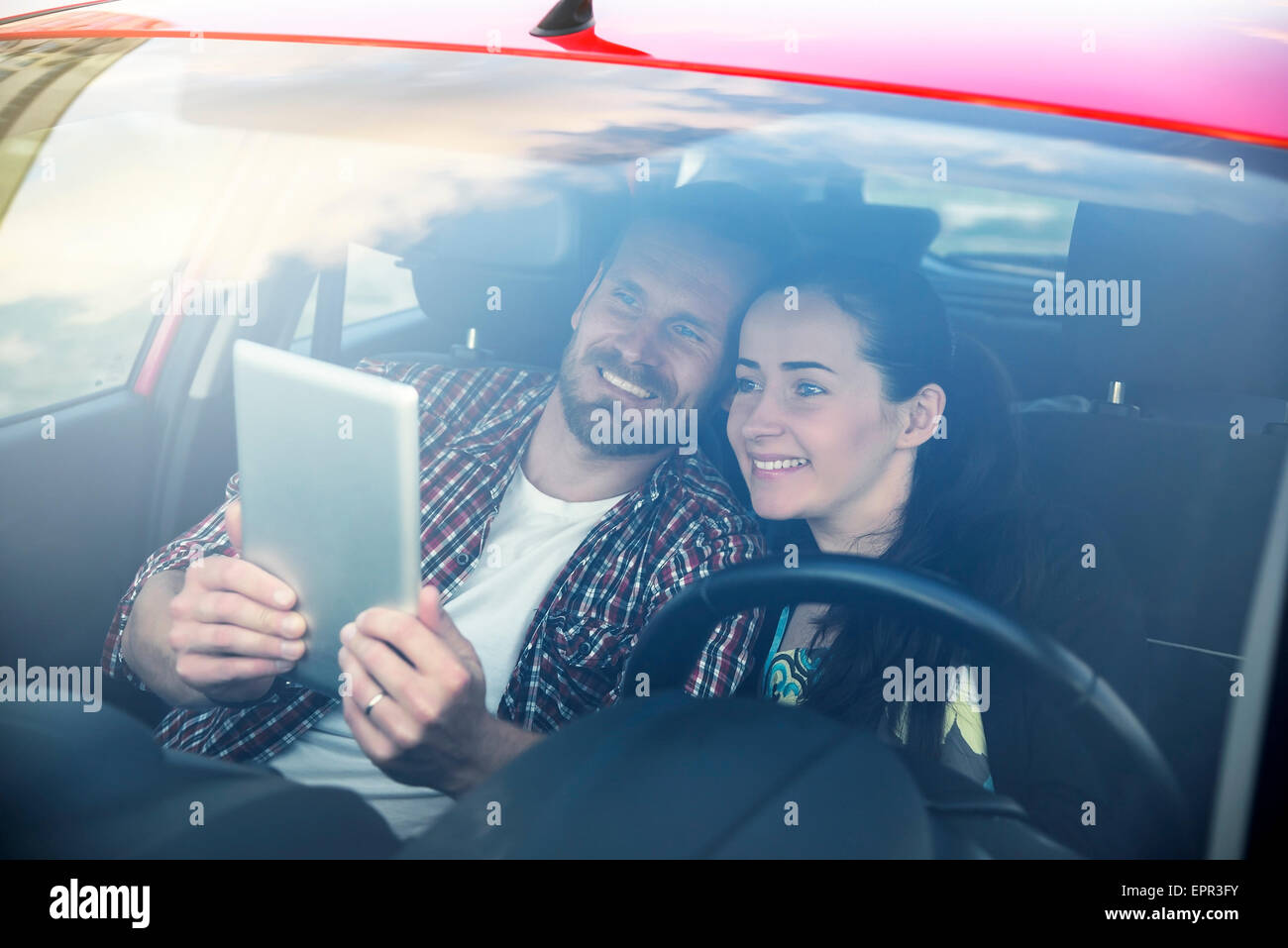 Paio utilizzando tablet in viaggio in auto Foto Stock