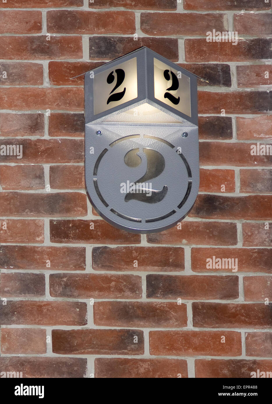Il numero due (2) su un muro di mattoni. Foto Stock
