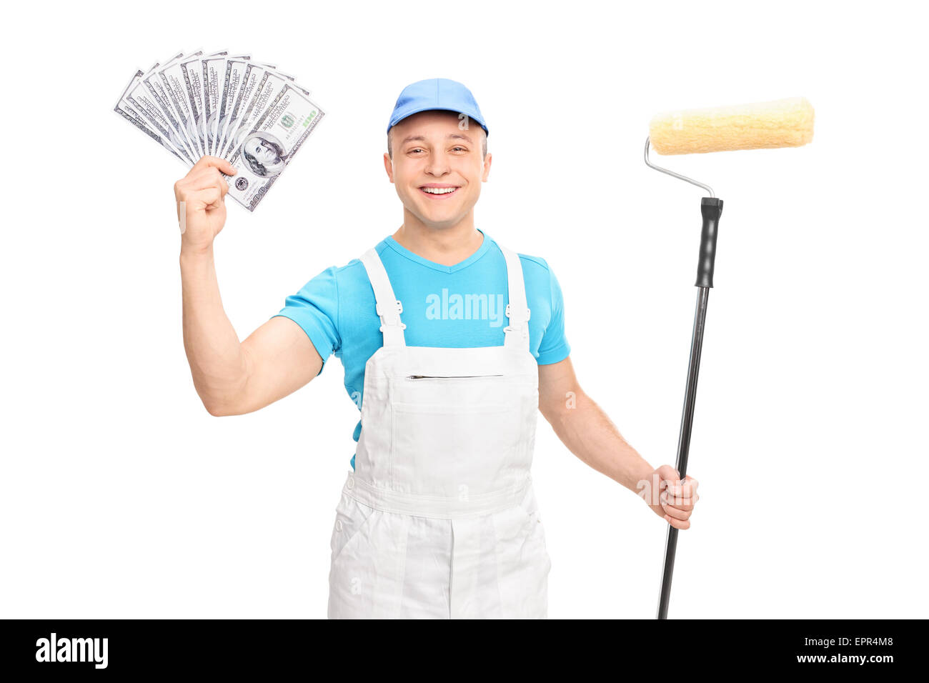 Allegro decorator giovani in possesso di un rullo di vernice e una pila di denaro isolato su sfondo bianco Foto Stock