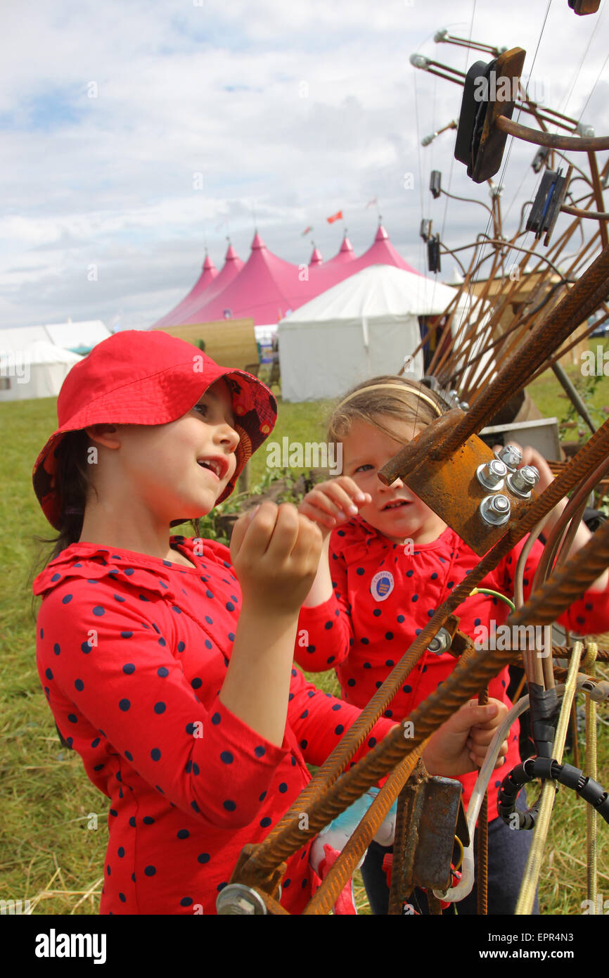 National Eisteddfod, Vale of Glamorgan, ragazze giocando un solare arpa presso la Maes Gwyrdd Llandow Foto Stock