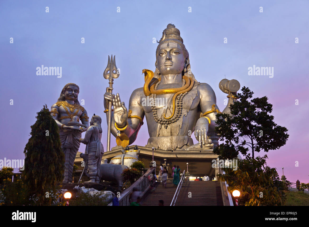 Giant signore Shiva statua al tempio Murudeshwar di notte, Murudeshwar, Karnataka, India, Asia Foto Stock