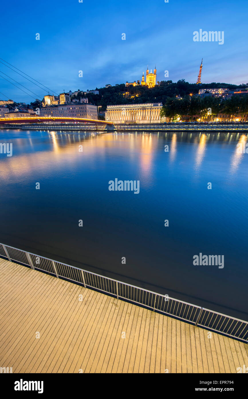 Vista verticale del fiume Saone a Lione da notte, Francia Foto Stock