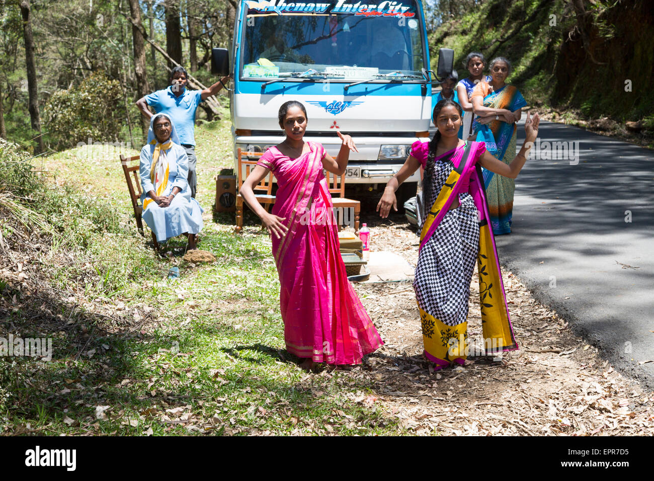 Due giovani donne che danzano in tradizionale sari, vicino a Nuwara Eliya, Sri Lanka, Asia Foto Stock