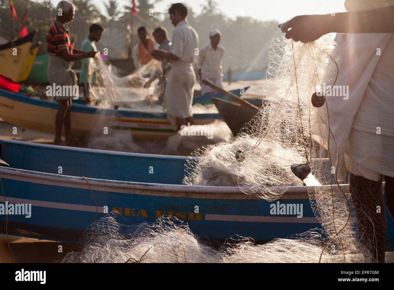 Pescatore con la loro rete, Murudeshwar, Karnataka, India, Asia Foto Stock