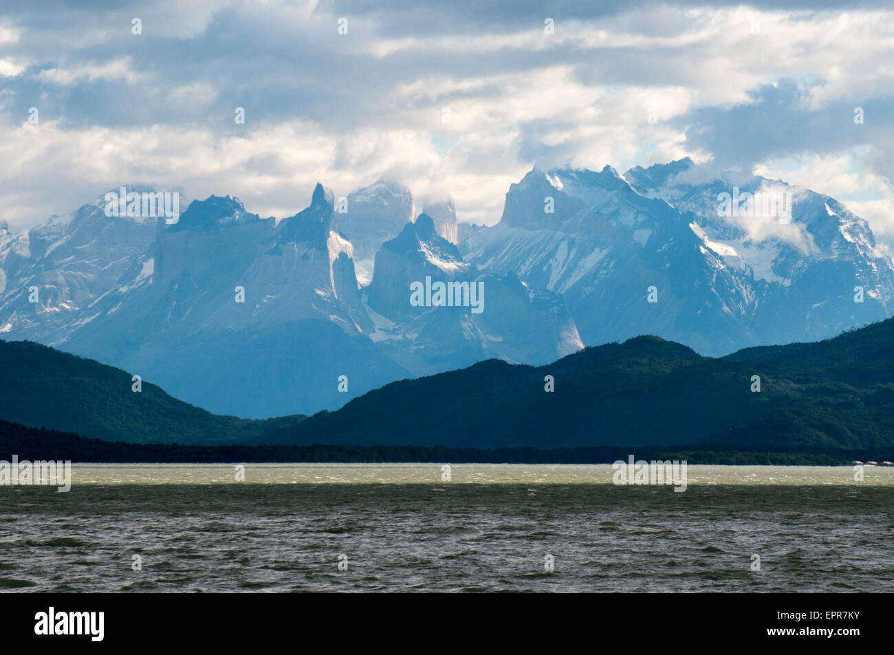 Los Cuernos del Paine (le Corna del Paine) visto dal fiordo Ultima Esperanza, Patagonia, Cile Foto Stock
